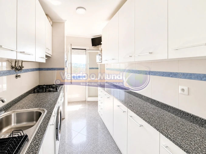 Apartamento T4 para Venda em Santo António dos Cavaleiros e Frielas Foto 6
