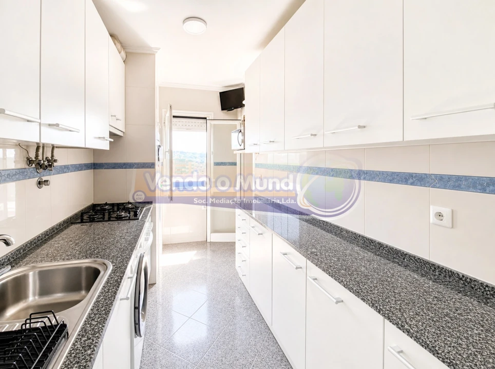 Apartamento T4 para Venda em Santo António dos Cavaleiros e Frielas Foto 6