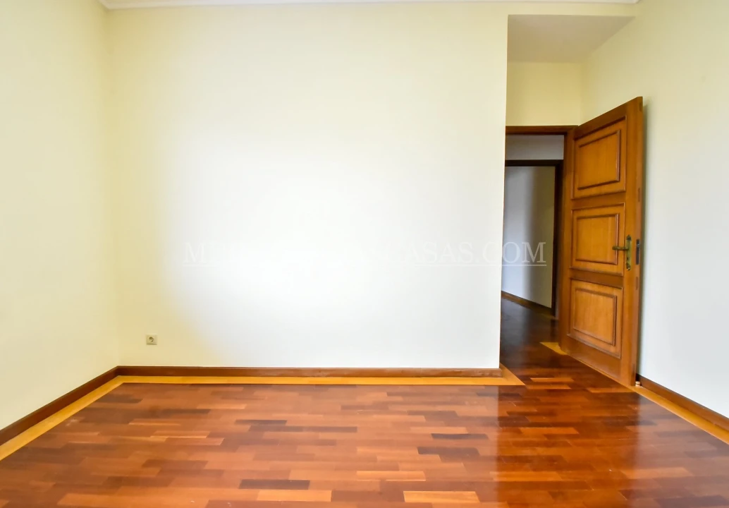 Apartamento T5 para Venda em Espinho Foto 16