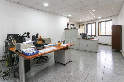 Terreno Comércio / Armazém para Venda em Baguim do Monte (Rio Tinto)