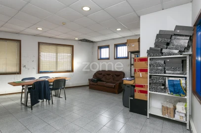 Terreno Comércio / Armazém para Venda em Baguim do Monte (Rio Tinto)