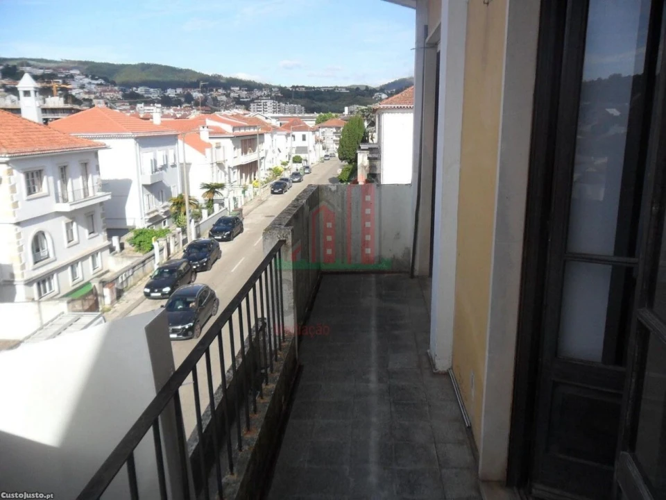 Apartamento T4 para Venda em Santo Antonio dos Olivais Foto 1