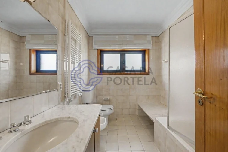 Moradia T6 para Venda em Argoncilhe Foto 38