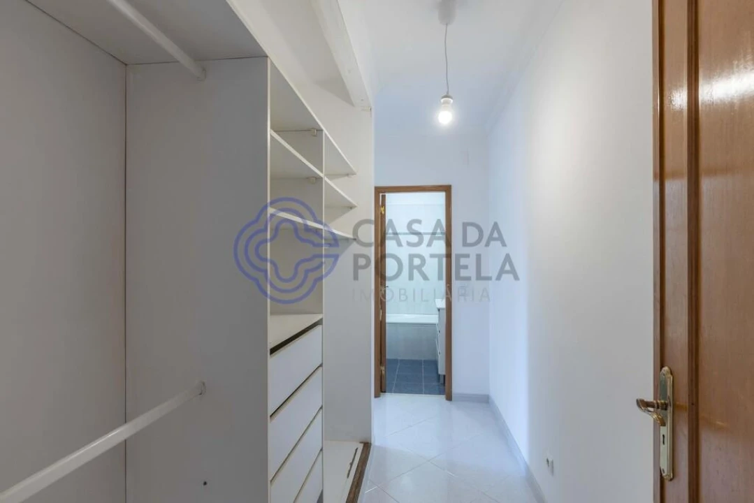 Apartamento T1 para Arrendamento em São Domingos de Rana Foto 8