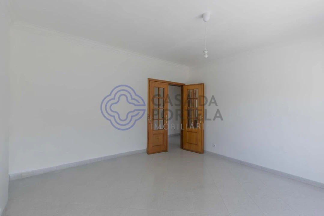 Apartamento T1 para Arrendamento em São Domingos de Rana Foto 6