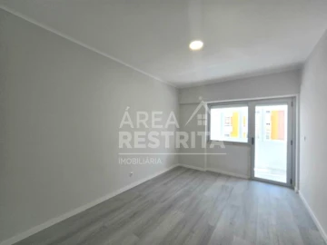 Apartamento T2 para Venda em Oeiras e São Julião da Barra, Paço de Arcos e Caxias