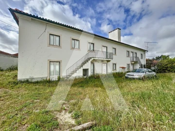 Moradia T18 para Venda em Parceiros e Azoia