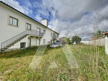 Moradia T18 para Venda em Parceiros e Azoia