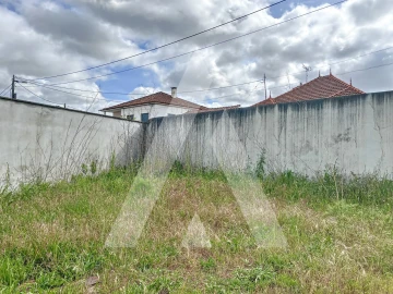 Moradia T18 para Venda em Parceiros e Azoia