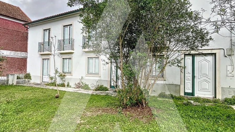 Moradia T18 para Venda em Parceiros e Azoia