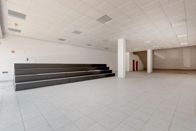 Armazém para Venda em Fajozes