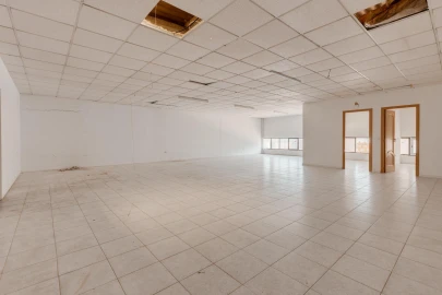 Armazém para Venda em Fajozes