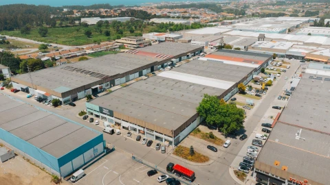 Armazém para Venda em Fajozes