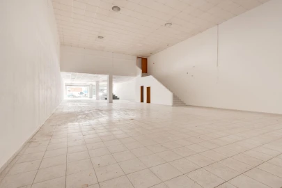 Armazém para Venda em Fajozes