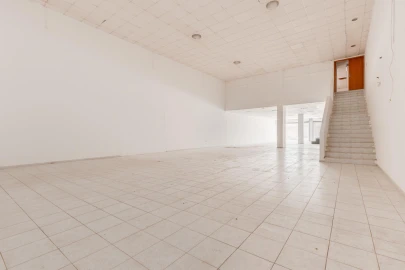 Armazém para Venda em Fajozes