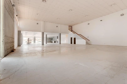 Armazém para Venda em Fajozes