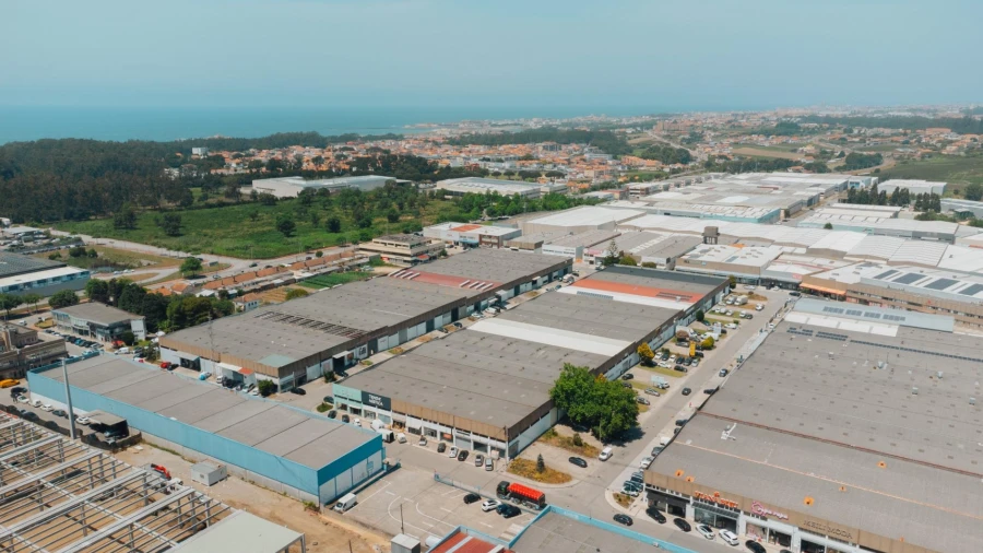 Armazém para Venda em Fajozes