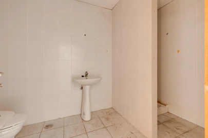 Armazém para Venda em Fajozes