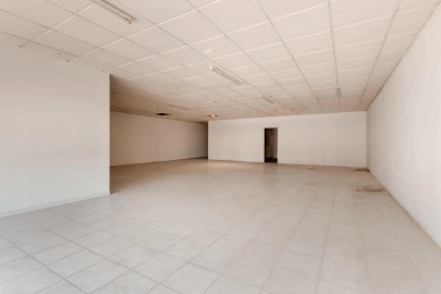 Armazém para Venda em Fajozes