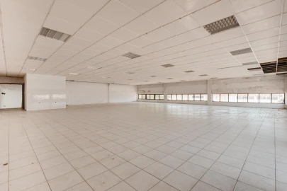 Armazém para Venda em Fajozes