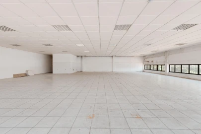 Armazém para Venda em Fajozes