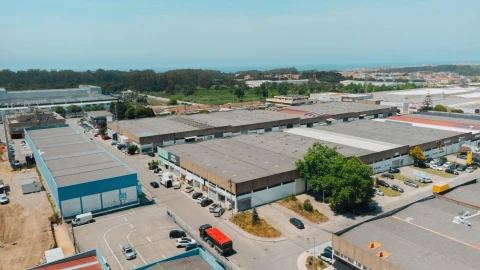 Armazém para Venda em Fajozes