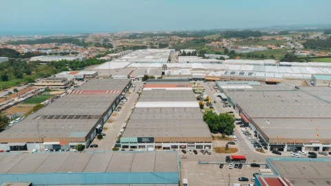 Armazém para Venda em Fajozes