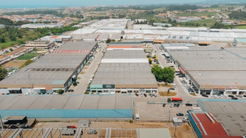 Armazém para Venda em Fajozes