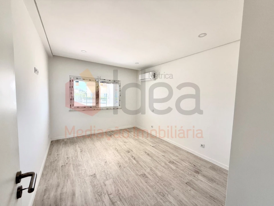 Apartamento T3 para Venda em Seixal, Arrentela e Aldeia de Paio Pires Foto 16