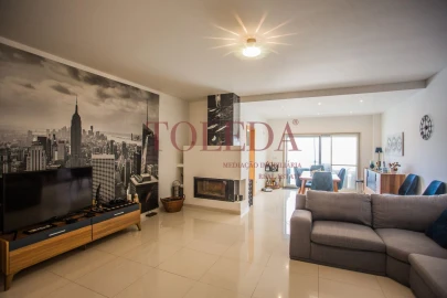 Moradia T4 para Venda em Atalaia e Alto Estanqueiro-Jardia