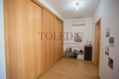 Moradia T4 para Venda em Atalaia e Alto Estanqueiro-Jardia