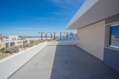 Moradia T4 para Venda em Atalaia e Alto Estanqueiro-Jardia