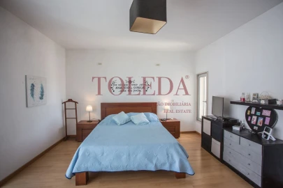 Moradia T4 para Venda em Atalaia e Alto Estanqueiro-Jardia
