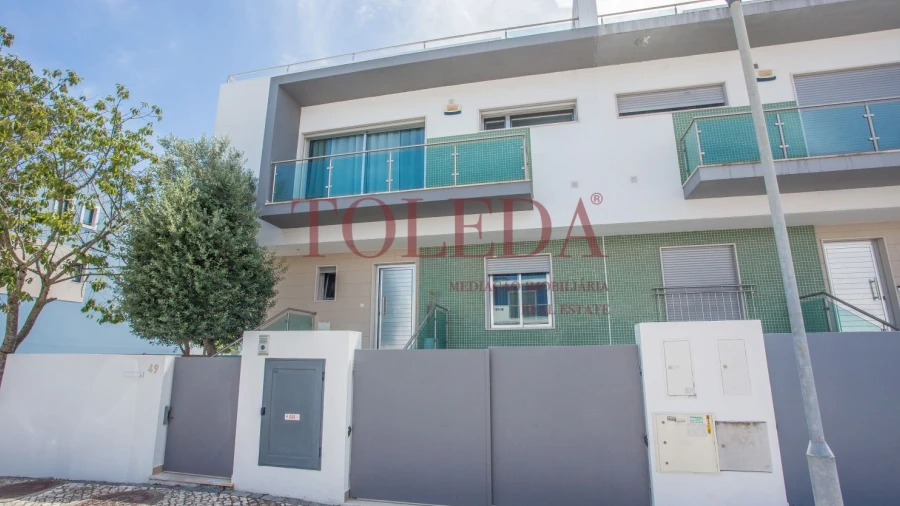 Moradia T4 para Venda em Atalaia e Alto Estanqueiro-Jardia