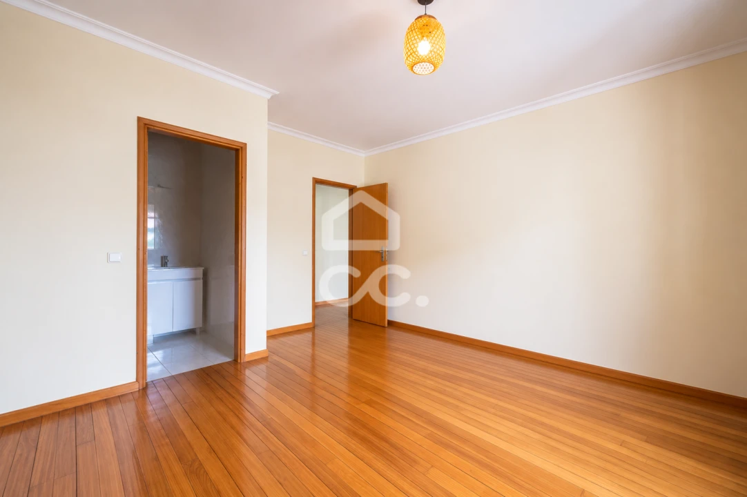 Apartamento T2 para Venda em Delães Foto 5