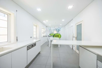 Moradia T4 para Venda em Santa Marinha e São Pedro da Afurada