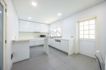 Moradia T4 para Venda em Santa Marinha e São Pedro da Afurada