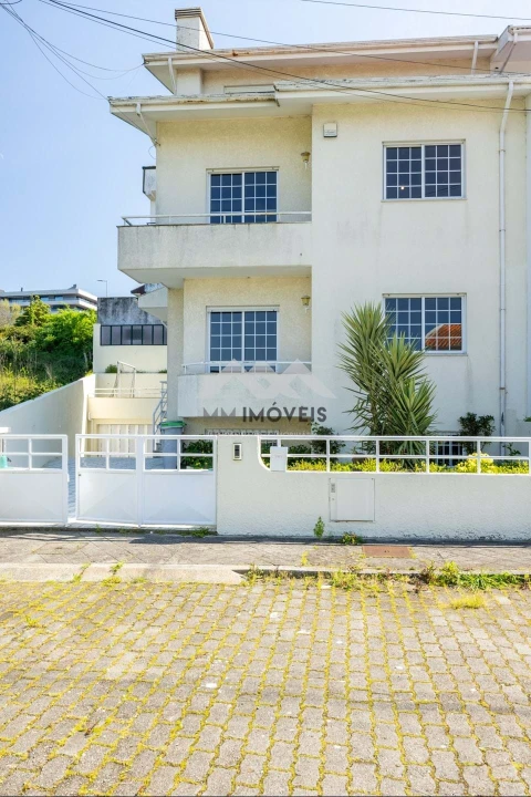 Moradia T4 para Venda em Santa Marinha e São Pedro da Afurada