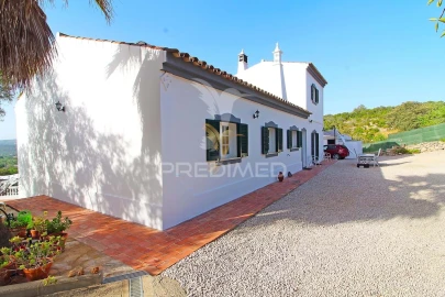 Moradia T3 para Venda em Santa Barbara de Nexe