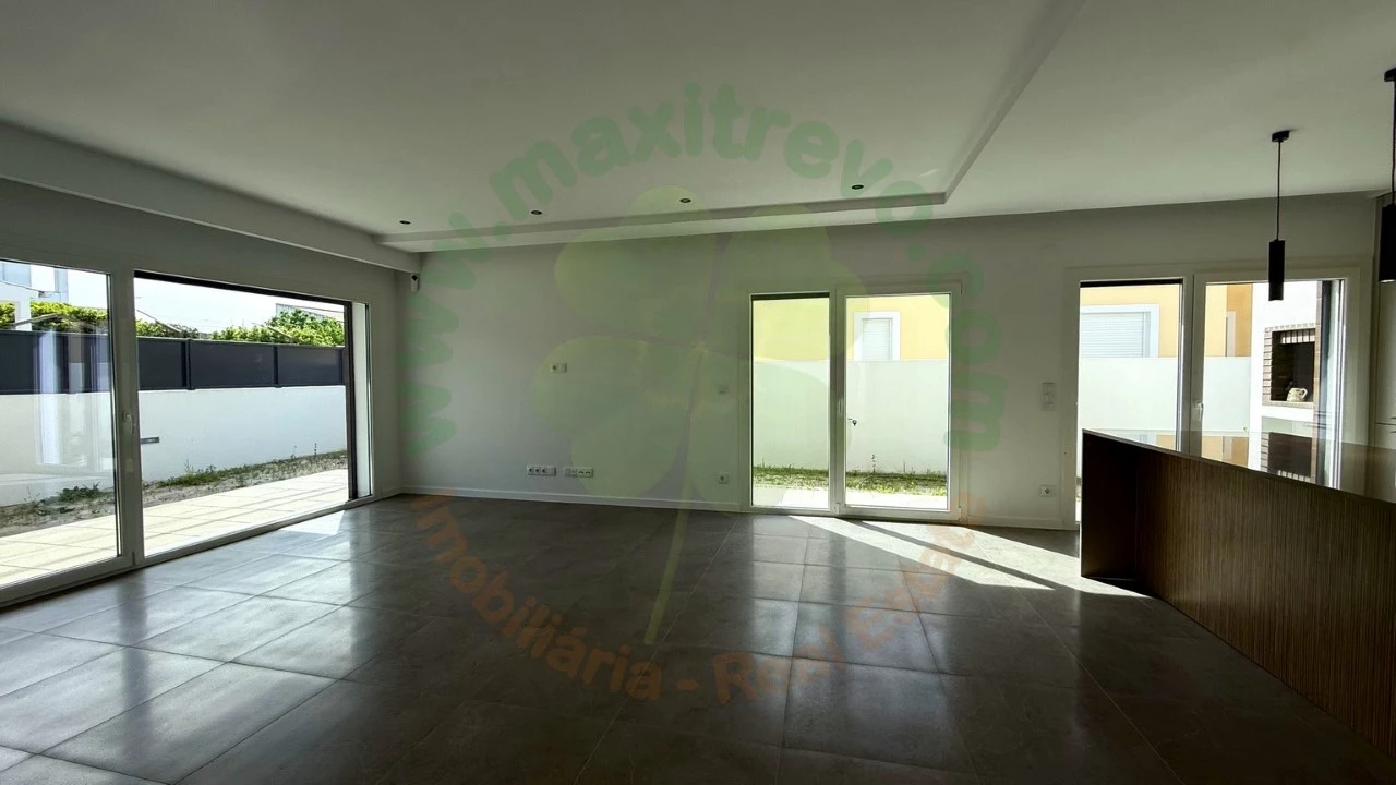 Moradia T4 para Venda em Fernao Ferro Foto 5