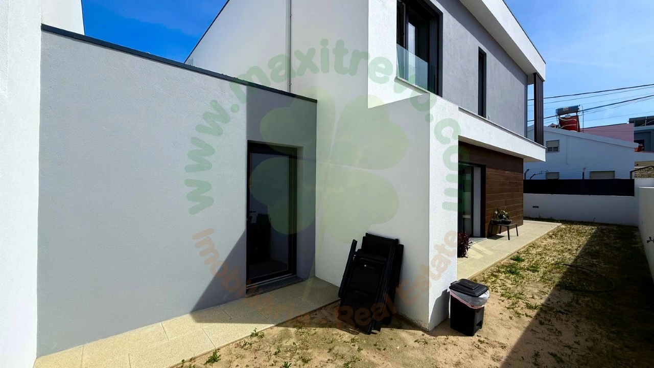 Moradia T4 para Venda em Fernao Ferro Foto 40