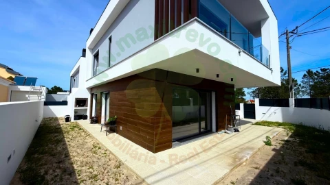 Moradia T4 para Venda em Fernao Ferro
