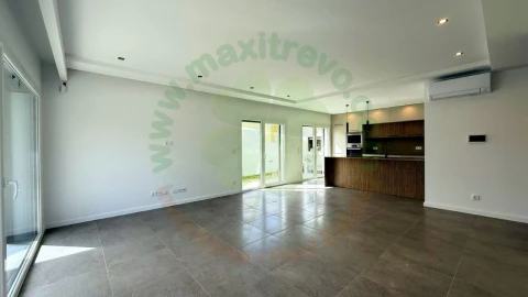Moradia T4 para Venda em Fernao Ferro