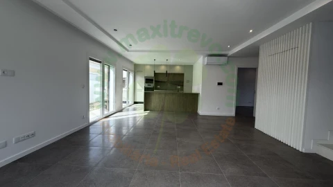 Moradia T4 para Venda em Fernao Ferro