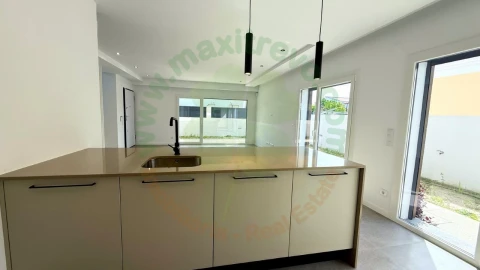 Moradia T4 para Venda em Fernao Ferro