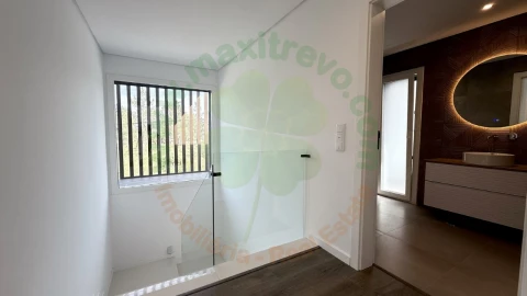 Moradia T4 para Venda em Fernao Ferro