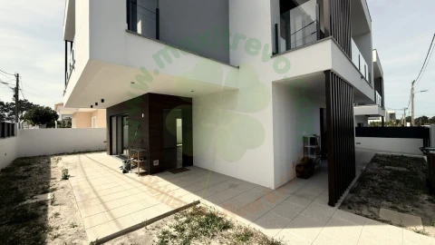 Moradia T4 para Venda em Fernao Ferro