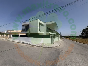 Moradia T4 para Venda em Fernao Ferro