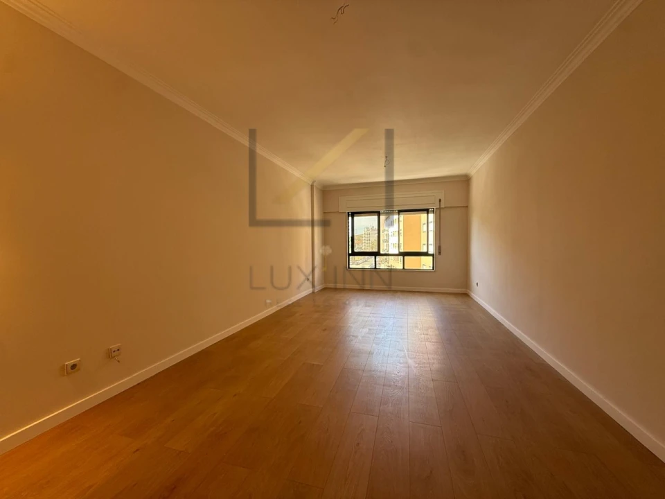 Apartamento T3 para Venda em Massamá e Monte Abraão Foto 1