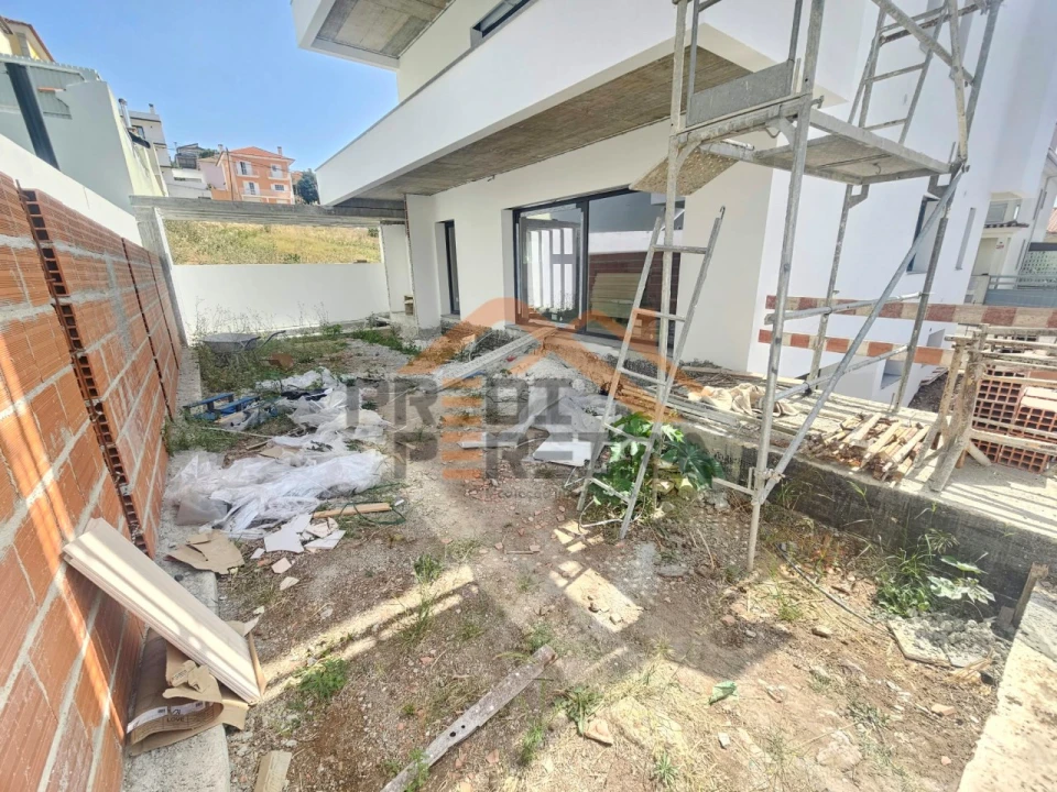 Moradia T4 para Venda em Pontinha e Famões Foto 27